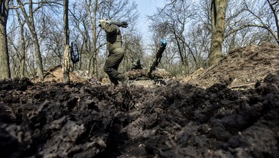Barbarzyństwo Rosjan. Obcinają głowy ukraińskim żołnierzom