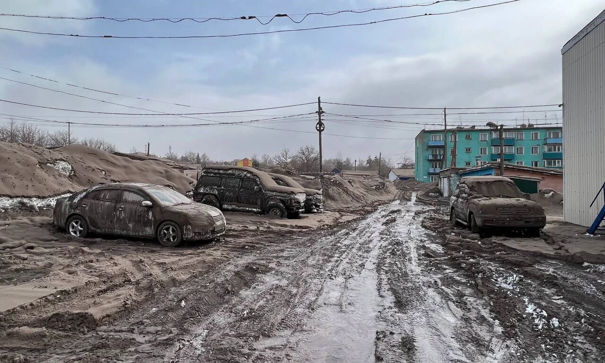 Kamczacki wulkan Szywiełucz, do którego gwałtownej erupcji doszło we wtorkową noc, dziś nadal emituje popiół - poinformowali naukowcy z kamczackiego oddziału badań geofizycznych Rosyjskiej Akademii Nauk. Chmura popiołu i gazów osiąga wysokość 10 kilometrów.