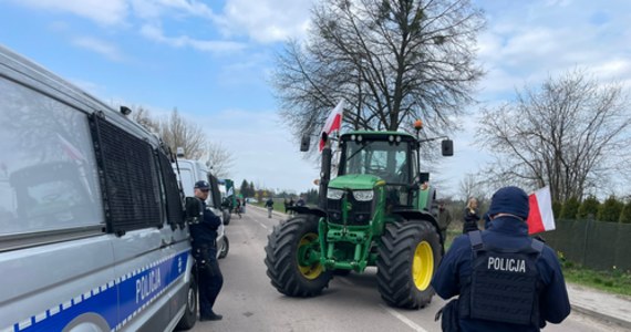 Policjanci uniemożliwili zapowiadany na godz. 10:00 protest rolników, którzy mieli zablokować szerokotorową linię kolejową w Hrubieszowie, którędy do Polski wjeżdża zboże z Ukrainy. Wcześniej rolnicy odstąpili od planów blokady polsko-ukraińskiego przejścia granicznego w Dorohusku, ponieważ na taką formę akcji nie zgodziła się „Solidarność”. Mimo tego rolnicy postanowili zostać w Hrubieszowie aż do przyszłej środy. Szefowie organizacji rolniczych nie ufają obietnicom nowego ministra rolnictwa w sprawie powstrzymania napływu ukraińskiego ziarna do naszego kraju. 