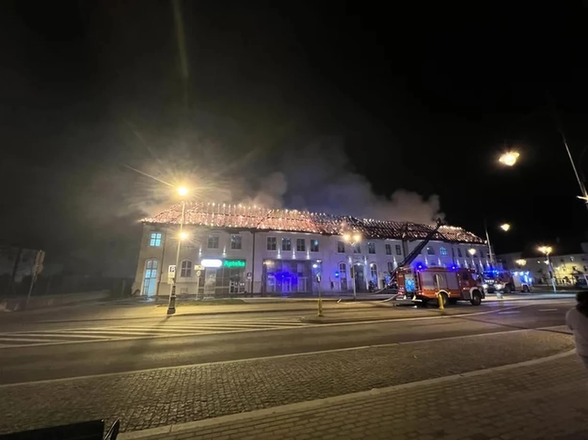 Pożar dachu galerii handlowej w Ełku, który wybuchł we wtorek wieczorem, został już opanowany, późnym wieczorem trwało jego dogaszanie - podała warmińsko-mazurska straż pożarna. Według policji nie ma informacji, by ktoś ucierpiał w tym zdarzeniu.