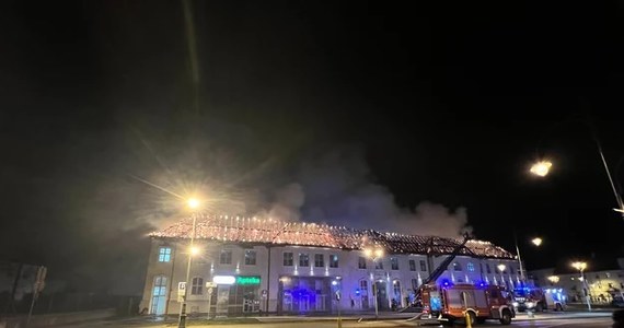 Pożar dachu galerii handlowej w Ełku, który wybuchł we wtorek wieczorem, został już opanowany, późnym wieczorem trwało jego dogaszanie - podała warmińsko-mazurska straż pożarna. Według policji nie ma informacji, by ktoś ucierpiał w tym zdarzeniu.
