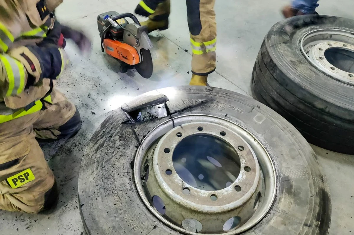 34 kilogramy o czarnorynkowej wartości ponad 1,5 mln złotych znaleźli strażnicy graniczni z Nadbużańskiego Oddziału Straży Granicznej w Lubelskiem. Narkotyki ukryte były w kołach zapasowych naczepy ciężarowej. Zatrzymano kierowcę tira.