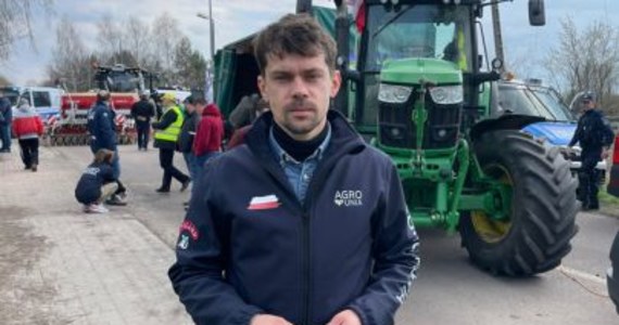 "Protest będzie trwał co najmniej 7 dni, będziemy tutaj stać, domagać się tego, żeby cło na towary rolno-spożywcze z Ukrainy zostało jak najszybciej przywrócone" - mówił w Rozmowie w południe w RMF FM Michał Kołodziejczak. Lider AGROunii jest w Hrubieszowie, gdzie policjanci uniemożliwili zapowiadany przez rolników protest. Mieli oni zablokować szerokotorową linię kolejową, którędy do Polski wjeżdża zboże z Ukrainy. "Godzinę temu za mną przejechał pociąg, około 60 wagonów, które przywiozło kukurydzę, a słyszymy zapewnienia, że zboże i kukurydza już do Polski nie przyjeżdżają. Kilkaset metrów od nas to zboże jest rozładowywane. To, co opowiada dzisiaj minister Telus i polski rząd, to jedna wielka fikcja" - stwierdził nasz gość.