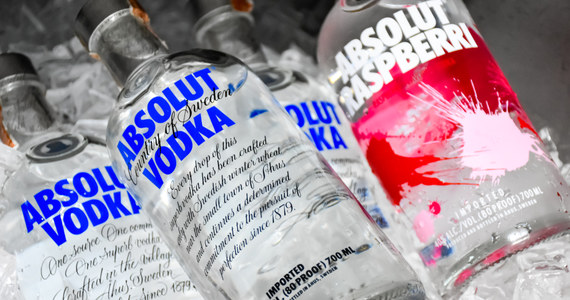 The Absolut Company, należąca do francuskiego koncernu Pernod Ricard spółka produkująca szwedzką wódkę Absolut, po roku bojkotu wznawia eksport do Rosji. Europarlamentarzystka Karin Karlsbro nazwała tę decyzję "kpiną ze wszystkich, którzy walczą o przetrwanie Ukrainy".