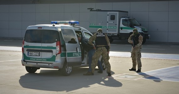 Pobytem w izbie wytrzeźwień i mandatem w wysokości 2 tys. zł zakończyła się dla 37-latka wyprawa do Edynburga. Mężczyzna, który do Szkocji miał polecieć z poznańskiego lotniska Ławica, spóźnił się na odprawę, zaczął obrażać personel i znieważył interweniującego funkcjonariusza Straży Granicznej.

