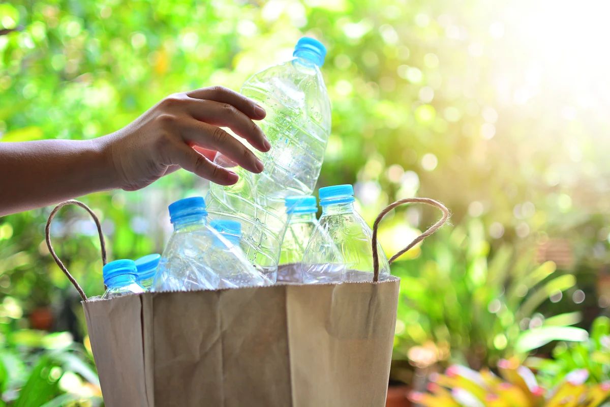 Do jednorazowych butelek z plastiku do 3 litrów, szklanych butelek wielorazowego użytku do 1,5 litra oraz metalowych puszek o pojemności do 1 litra, doliczona zostanie kaucja w wysokości 50 gr. Tak wynika z projektu do ustawy mającej wprowadzić w Polsce system kaucyjny.