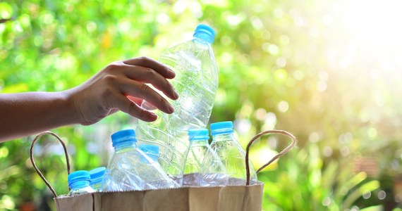 Do jednorazowych butelek z plastiku do 3 litrów, szklanych butelek wielorazowego użytku do 1,5 litra oraz metalowych puszek o pojemności do 1 litra, doliczona zostanie kaucja w wysokości 50 gr. Tak wynika z projektu do ustawy mającej wprowadzić w Polsce system kaucyjny.