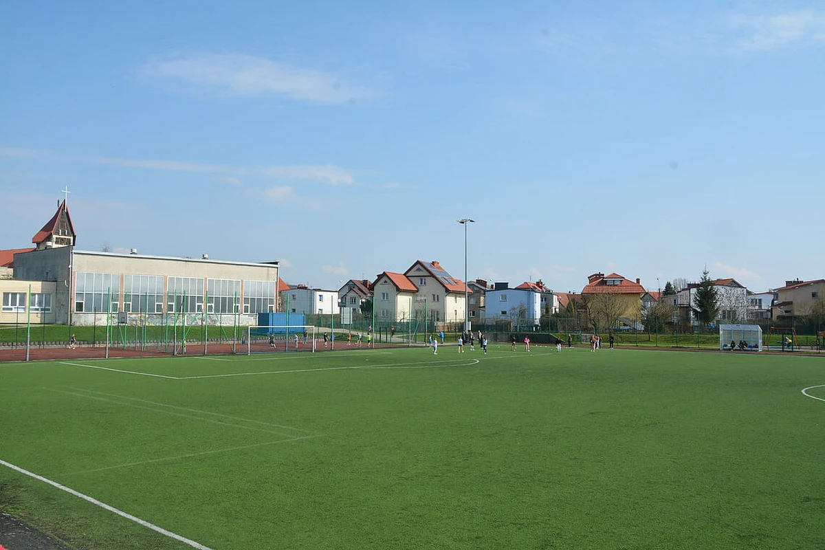 Olsztyn nie należy do miast, gdzie jest mnogość dobrych boisk piłkarskich. Nic więc dziwnego, że każda informacja o remoncie obecnych obiektów jest przyjmowana z entuzjazmem. Tak też jest w przypadku boiska przy szkole podstawowej nr 18 na Dajtkach. To tam trenuje ponad tysiąc dzieci. Z boiska korzystają też seniorzy Stomilu Olsztyn.