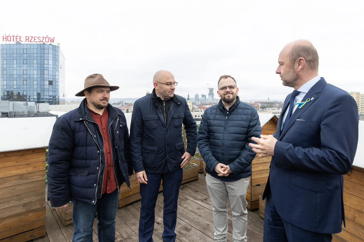 Bank Pszczeli przywraca nadzieję poszkodowanym pszczelarzom! Tylko w tym roku do poszkodowanych trafi 70 pszczelich rodzin, gotowych odbudować zniszczone i zatrute pasieki. Całkowita wartość bezinteresownej pomocy Banku Pszczelego to blisko 140 tys. zł. To ogromny sukces inicjatywy braci Rafała i Macieja Szelów stworzonej po wytruciu przez nieznanego sprawcę 2,5 mln pszczół w ich prywatnej pasiece. 