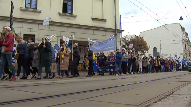 Biały protest w Krakowie. Pielęgniarki z kilku województw zjechały tam, by domagać się podwyżek, które ma im gwarantować przyjęta ustawa. Pieniądze nie do wszystkich trafiły, bo szpitale nie zawsze uznają kwalifikacje pielęgniarek.Materiał dla "Wydarzeń" przygotował Piotr Kotwicki.