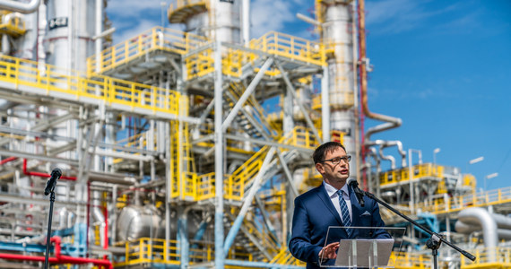 Od stycznia 2024 roku PKN Orlen ma być gotów do produkcji paliwa E10. Koncern o 2 lata przyspieszy inwestycje w rafineriach - poinformował w mediach społecznościowych prezes PKN Orlen Daniel Obajtek. W efekcie koncern zwiększy o 50 proc. zapotrzebowanie na bioetanol do produkcji paliwa.
