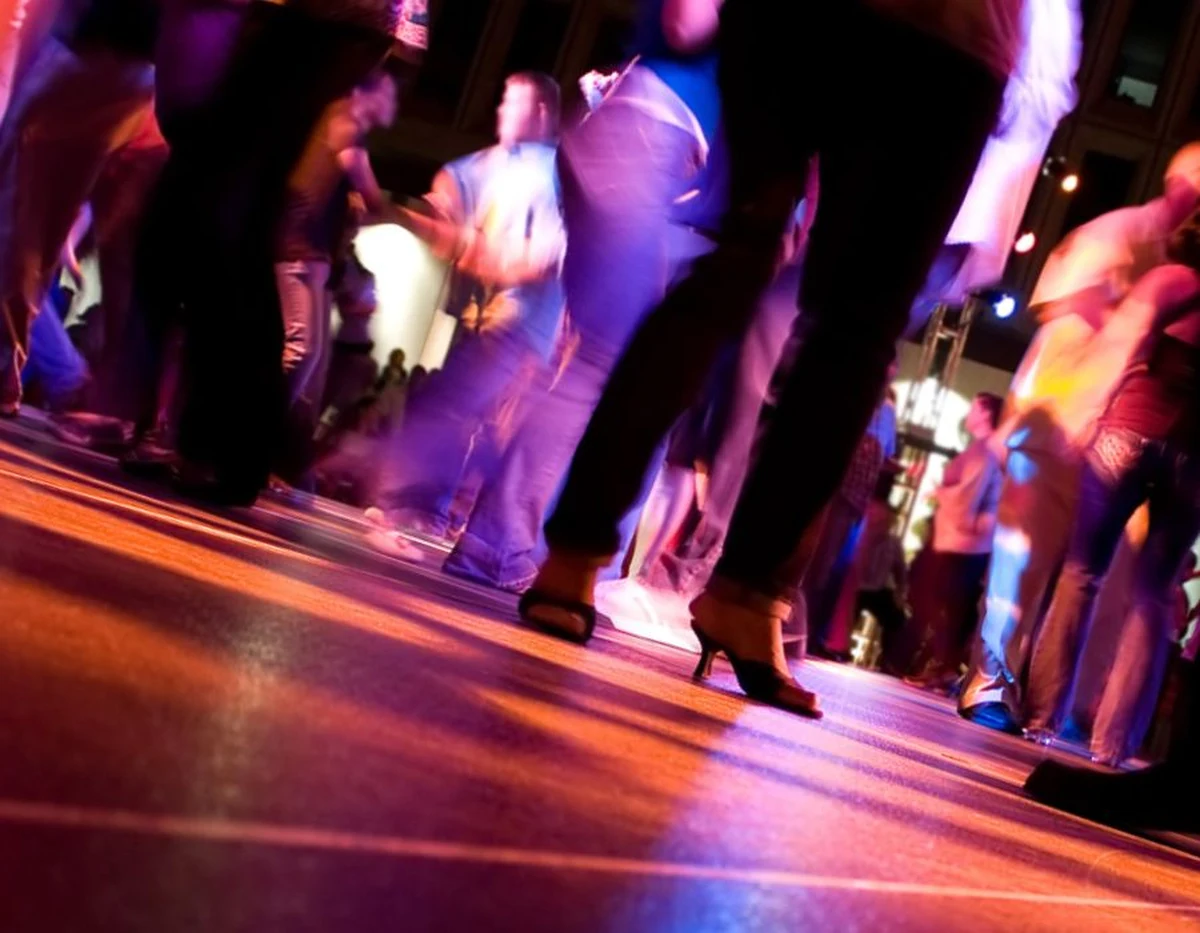 Jest przełom w śledztwie dotyczącym zgonu obywatela Wielkiej Brytanii w nocnym klubie go-go w Krakowie. Dolnośląski wydział prokuratury krajowej podejrzewa, że cztery osoby - obsługa lokalu i dyspozytor - doprowadzili do śmierci 36-latka, a także dokonali na nim rozboju i wyłudzenia ponad 2 tys. zł. O ustaleniach śledczych informuje dziennikarz RMF FM Krzysztof Zasada.