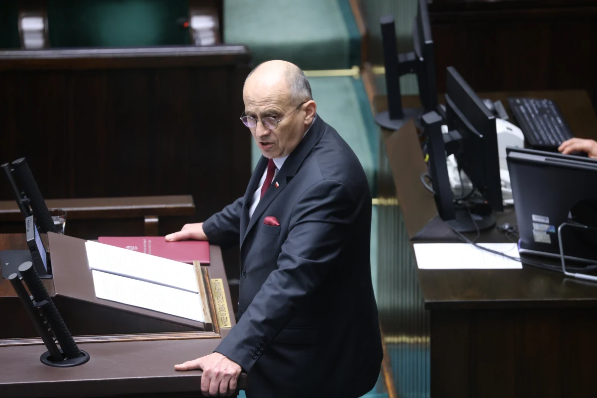 Władimir Putin wybrał wojnę, gwałcąc fundamentalne normy prawa międzynarodowego - powiedział podczas expose w Sejmie szef MSZ. Zbigniew Rau przedstawił informację o zadaniach polskiej polityki zagranicznej w 2023 roku. "Chcemy Europy równych i wolnych narodów, solidarnie opowiadającej się po stronie państw–ofiar" - mówił i dodawał, że priorytetem na najbliższe lata jest przywrócenie pokoju w Europie. 