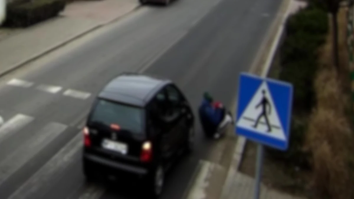 Mandat i 15 punktów karnych dostał kierowca, który w Tarczynie na oznakowanym przejściu potrącił 33-latka z maleńkim dzieckiem. Sprawca tłumaczył, że nie widział pieszych. Policja publikuje nagranie ku przestrodze.

