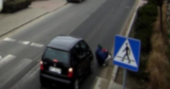Mandat i 15 punktów karnych dostał kierowca, który w Tarczynie na oznakowanym przejściu potrącił 33-latka z maleńkim dzieckiem. Sprawca tłumaczył, że nie widział pieszych. Policja publikuje nagranie ku przestrodze.

