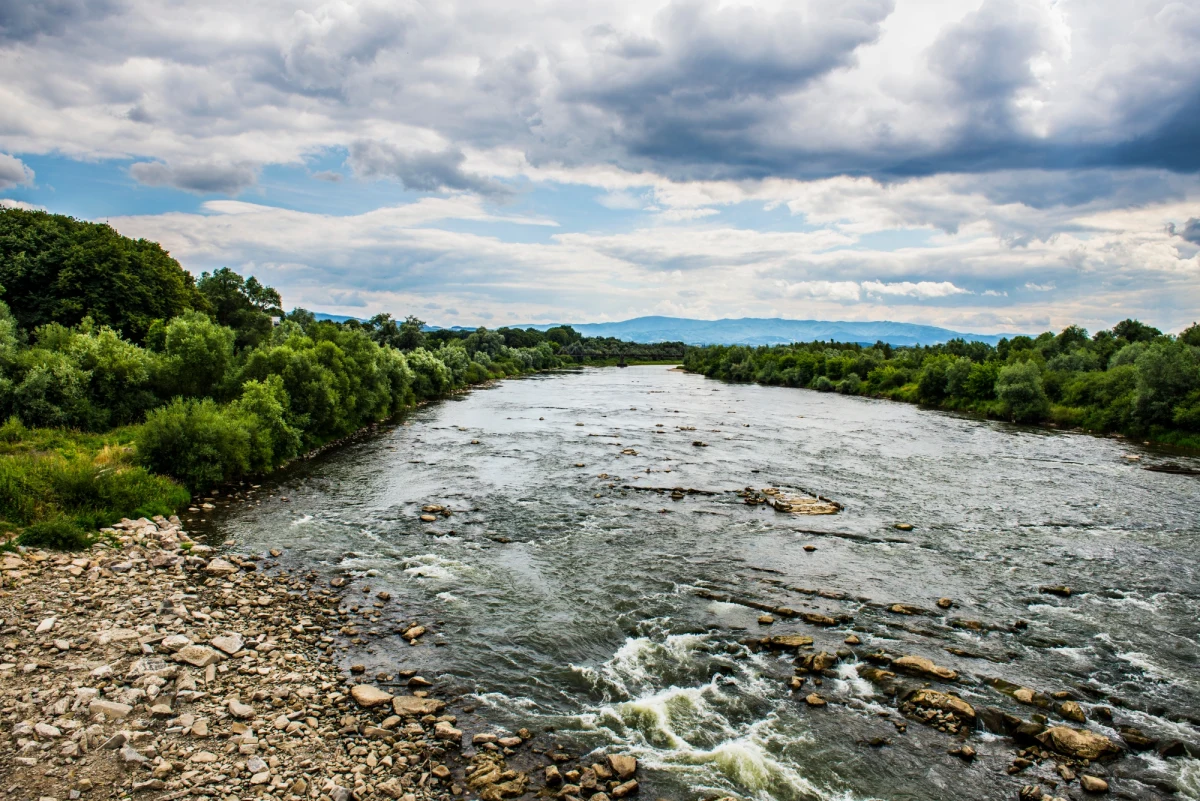 49-letni, nietrzeźwy kierowca uciekając przed policją wskoczył do Dunajca. Silny nurt przewrócił go i mężczyzna zaczął tonąć. Uratował go policjant.

