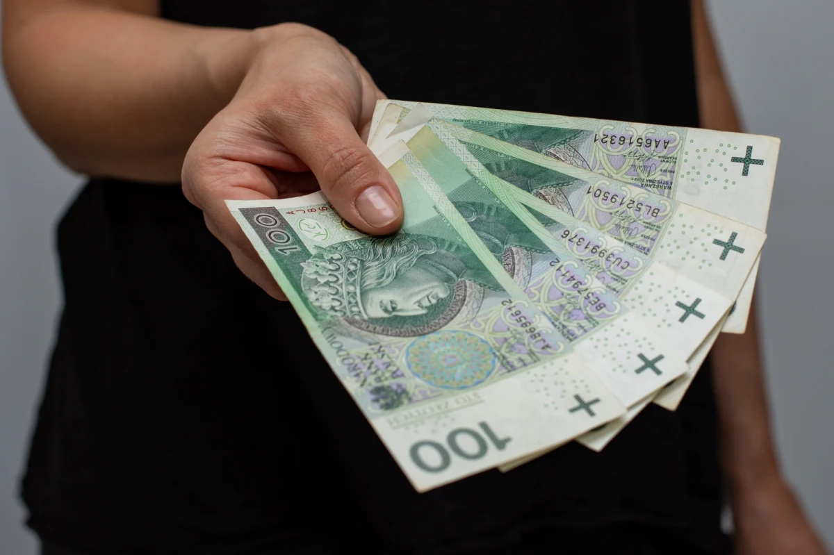 "Warto pośpieszyć się ze złożeniem wniosku o świadczenie 500 plus, bo to zapewni ciągłość wypłat. Osobie, która pobiera 500 plus i złoży wniosek do 30 kwietnia 2023 r., ZUS wypłaci świadczenie do 30 czerwca 2023 r." – przypomina rzecznik Zakładu Paweł Żebrowski.