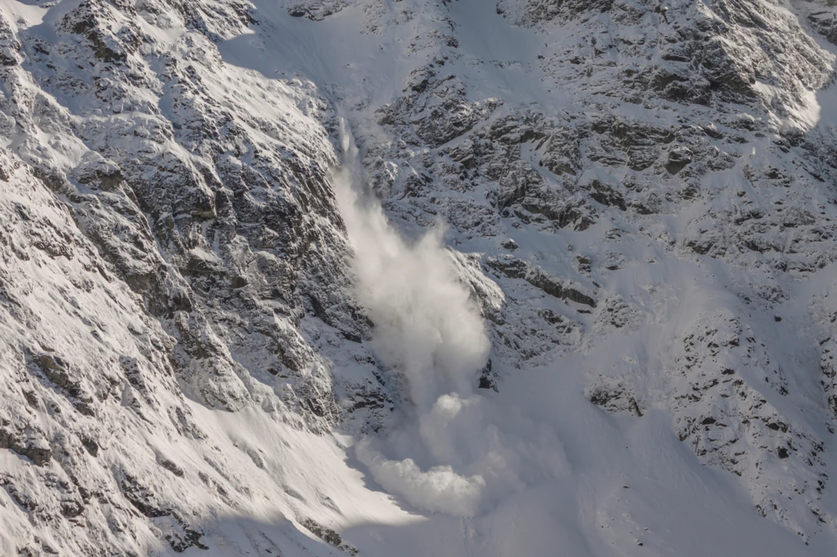W Tatrach wzrosło zagrożenie lawinowe, obecnie jest ono znacznie - poinformowało Tatrzańskie Ochotnicze Pogotowie Ratunkowe. "Poruszanie się wymaga bardzo dużego doświadczenia i umiejętności oraz posiadania bardzo dużej zdolności do oceny lokalnego zagrożenia lawinowego" - przestrzega TOPR.