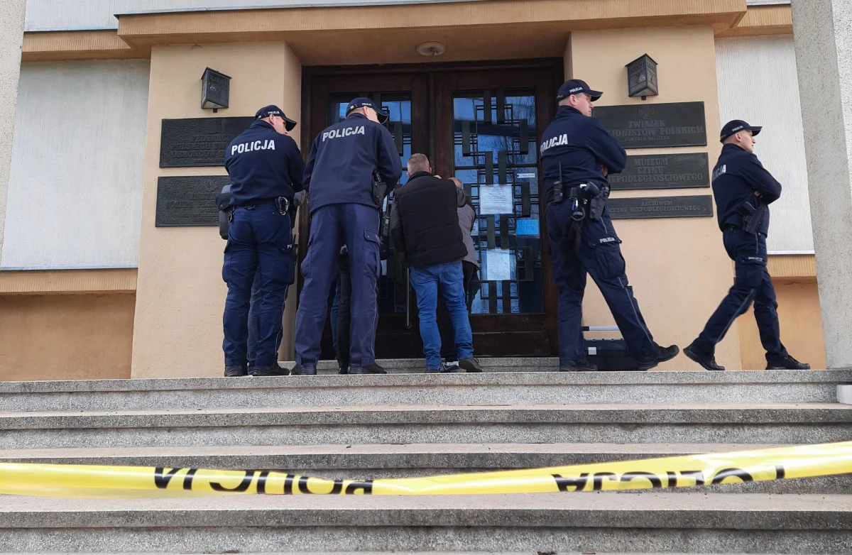 Na zlecenie ministra kultury, urzędnicy wojewody małopolskiego w asyście policji weszli dziś do budynku Muzeum Czynu Niepodległościowego na krakowskich Oleandrach, żeby przejąć znajdujące się tam zbiory.