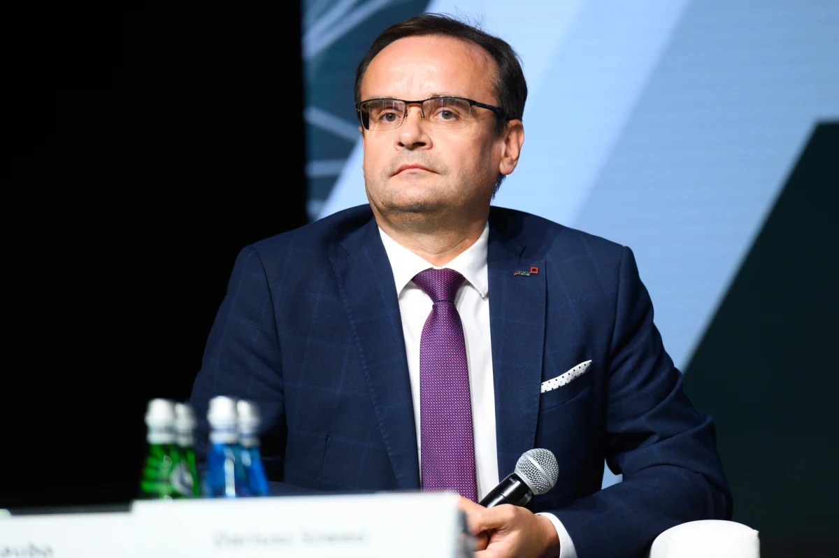 Rada nadzorcza PKO BP powierzyła Dariuszowi Szwedowi kierowanie pracami zarządu banku i powołała go na stanowisko wiceprezesa - poinformował w czwartek bank. Mieczysław Król złożył rezygnację z funkcji członka zarządu, a RN odwołała z zarządu Maksa Kraczkowskiego.