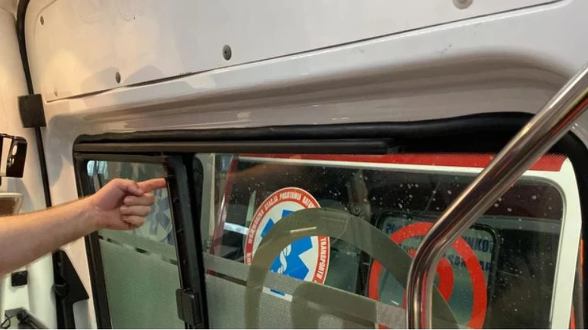 Sąd nie zgodził się na tymczasowe aresztowanie mężczyzny, który w Warszawie pobił ratowników medycznych udzielających mu pomocy. W ubiegłym tygodniu w karetce pogotowia uderzał pięściami ratowników, kopał ich i zdemolował ambulans. 33-latek usłyszał zarzuty uszkodzenia ciała, znieważenia ratowników i uszkodzenia karetki. 