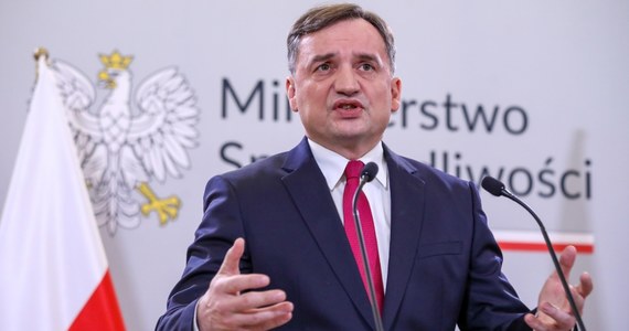 "Powołujemy duży zespół śledczy do zbadania oszustw związanych z importem ukraińskiego zboża" - poinformował Zbigniew Ziobro. Minister sprawiedliwości dodał, że w ramach zespołu prokuratorzy będą współdziałać ze służbami celnymi, skarbowymi, Agencją Bezpieczeństwa Wewnętrznego i Policją.