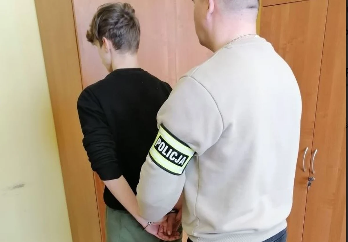 ​Pięciu nastolatków w Radzyniu Podlaskim pobiło 13-latka. Chłopak próbował uciec przed napastnikami, ale został zaciągnięty w ustronne miejsce, gdzie był bity i kopany po głowie. Poszkodowany stracił przytomność i trafił do szpitala.