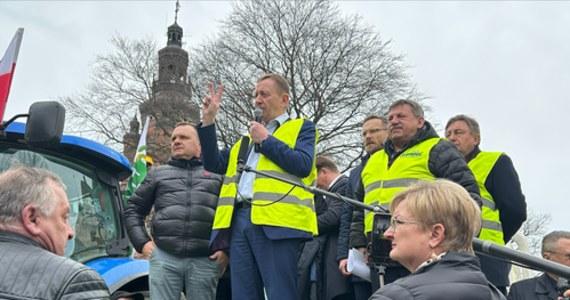Będziemy pracować wspólnie w grupach roboczych, abyśmy za tydzień lub półtora tygodnia mogli podpisać porozumienie - powiedział w Szczecinie minister rolnictwa Robert Telus po spotkaniu z protestującymi rolnikami i otrzymaniu od nich postulatów.