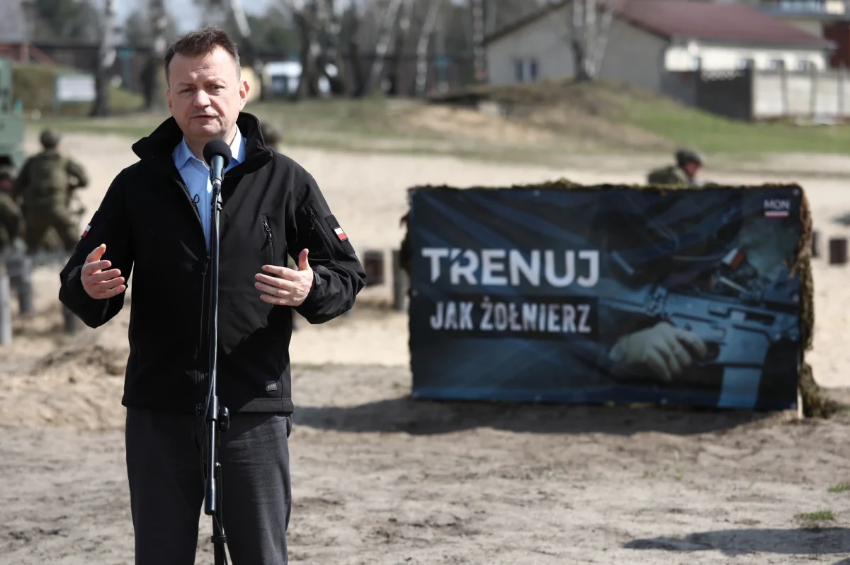 Rozpoczynamy program szesnastodniowych szkoleń "Trenuj jak żołnierz" dla tych, dla których nie wystarczają jednodniowe szkolenia "Trenuj z wojskiem". W programie będą podstawy obsługi broni, pomocy medycznej czy survival – zapowiedział wicepremier, szef MON Mariusz Błaszczak.