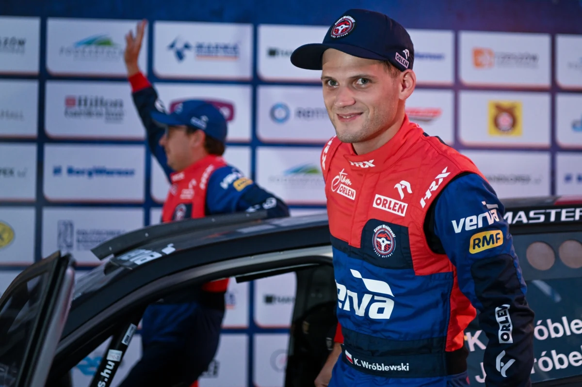 Już za tydzień rozpocznie się nowy sezon Rajdowych Samochodowych Mistrzostw Polski. Kierowcy rywalizację rozpoczną tradycyjnie od Rajdu Świdnickiego, który rozpocznie się 21 kwietnia. Na starcie nie pojawi się jednak zwycięzca dwóch poprzednich edycji tej imprezy Kacper Wróblewski. "Nasz plan zakłada start w 6 z 7 rund RSMP. Zabrakło czasu, by pojawić się na starcie w Świdnicy" - mówi trzeci kierowca ubiegłego sezonu RSMP Kacper Wróblewski, z którym o planach na rozpoczynający się sezon, a także o tym jak trening w wirtualnym świecie pomaga kierowcom rajdowym, rozmawiał Wojciech Marczyk z redakcji sportowej RMF FM.