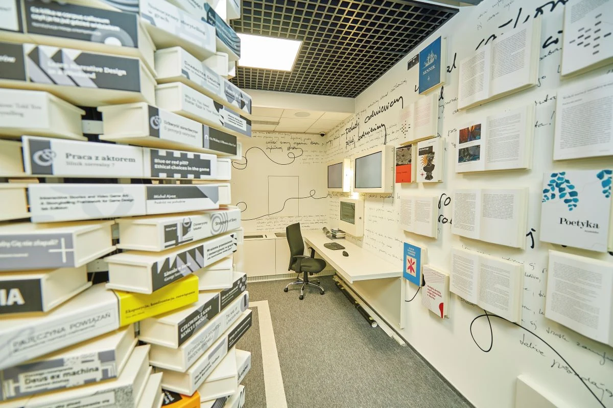 Kultowe gry na Amigę, Commodore, Atari czy konsole Nintendo i Pegasus - tworzą Strefę Retro w Centrum Komiksu i Narracji Interaktywnej EC1 w Łodzi. W kilku pomieszczeniach, niektórych zaaranżowanych na pokoje z lat 80., stoją oryginalne urządzenia, których zwiedzający będą mogli dotknąć i na których będą mogli zagrać. 