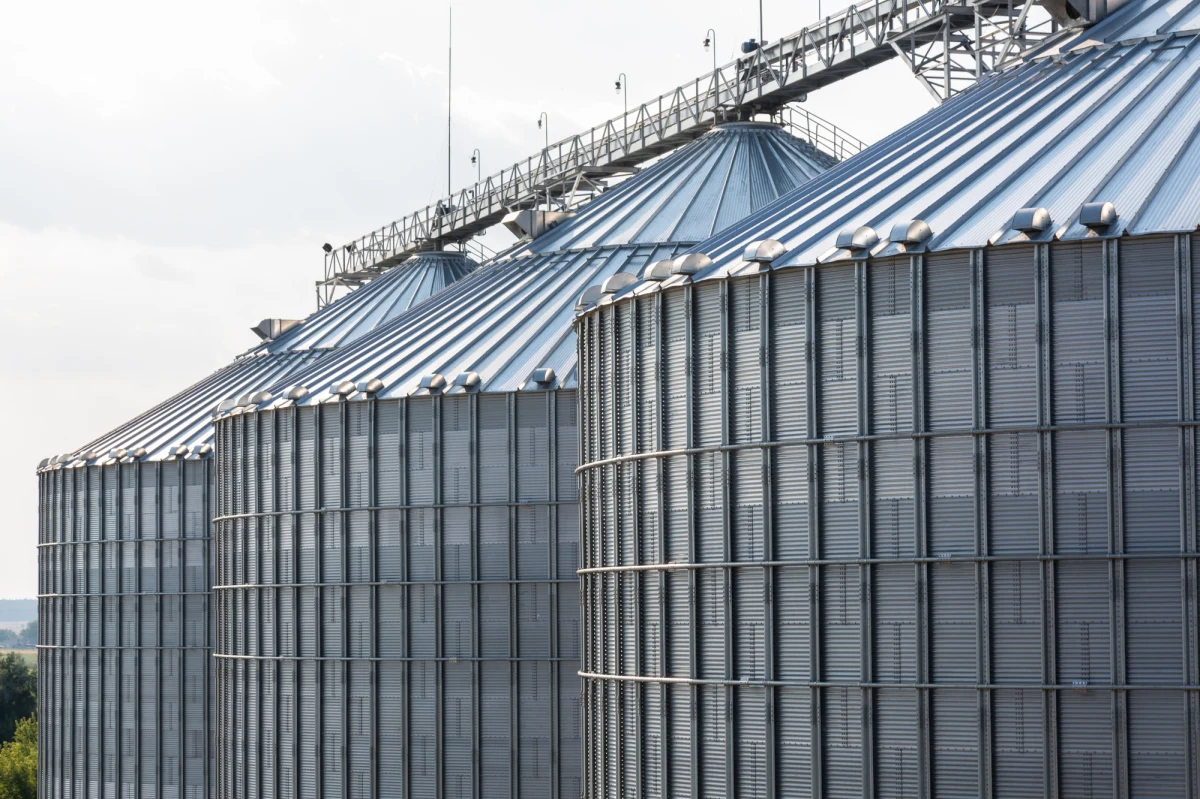 Dwóch mężczyzn, którzy wpadli do szybu windowego w nieczynnym, zabytkowym elewatorze położonym nad Odrą przy ul. Rychtalskiej we Wrocławiu, zostało przewiezionych do szpitala. Na razie nie wiadomo, w jakim stanie są poszkodowani.

