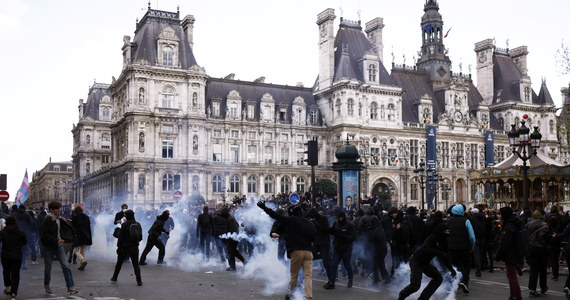Zamieszki wybuchły w czasie demonstracji przeciwko reformie emerytalnej w Paryżu i innych miastach Francji. Do starć ulicznych doszło wokół stołecznego ratusza. Grupy demonstrantów obrzuciły kamieniami i butelkami policjantów, którzy odpowiedzieli pałkami, gazem łzawiącym i - według świadków - tzw. granatami przeciwokrążeniowymi. 