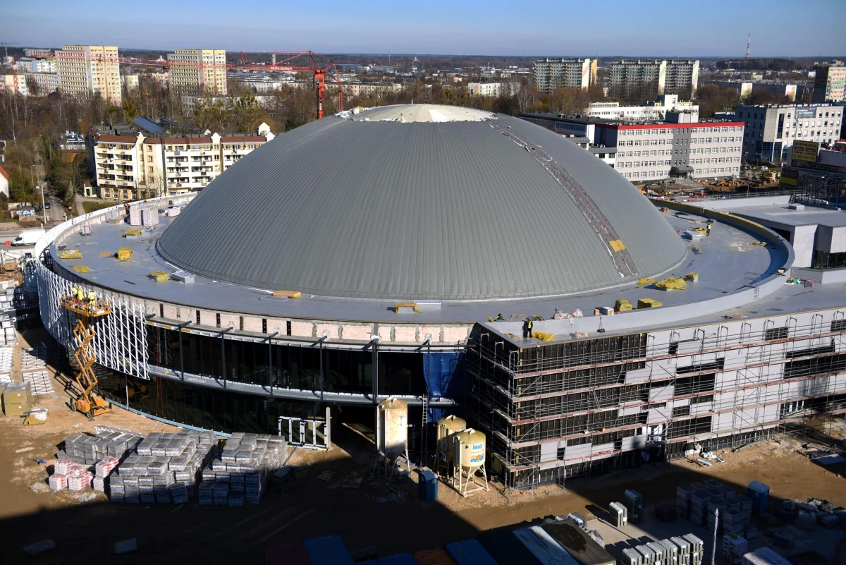 Urząd Miasta w Olsztynie zlecił ekspertyzy dachu modernizowanej hali Urania. Kopuła jest już prawie w całości przykryta panelami z blachy. W niektórych jednak miejscach wygląda to jak po gradobiciu. Miasto chce sprawdzić, czy prace zostały wykonane prawidłowo.