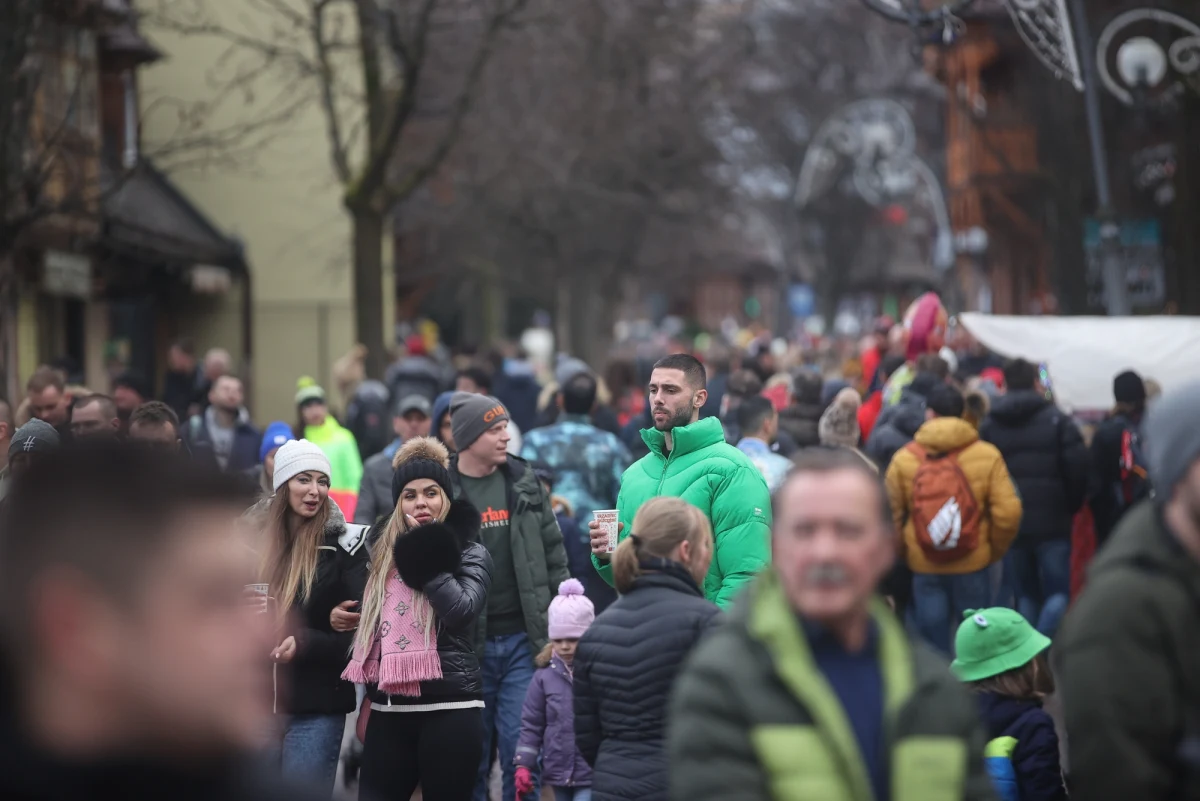 Jeden z najwiekszych portali rezerwacyjnych w Polsce podał właśnie, że liczba rezerwacji wyjazdów na Wielkanoc zmniejszyła sie o 40 procent wobec ubiegłego roku i aż o 70 procent w stosunku do 2019 roku. Wyraźnie widać, że Polacy zaciskają pasa i zaczynają od oszczędzania na wypoczynku. "Branża turystyczna w górach nie odczuła aż tak dużego spadku liczby klientów, ale wyraźnie widać inne, niepokojące tendencje" - mówi Karol Wagner z Tatrzańskiej Izby Gospodarczej. 