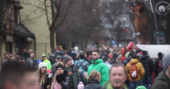 Jeden z najwiekszych portali rezerwacyjnych w Polsce podał właśnie, że liczba rezerwacji wyjazdów na Wielkanoc zmniejszyła sie o 40 procent wobec ubiegłego roku i aż o 70 procent w stosunku do 2019 roku. Wyraźnie widać, że Polacy zaciskają pasa i zaczynają od oszczędzania na wypoczynku. "Branża turystyczna w górach nie odczuła aż tak dużego spadku liczby klientów, ale wyraźnie widać inne, niepokojące tendencje" - mówi Karol Wagner z Tatrzańskiej Izby Gospodarczej. 