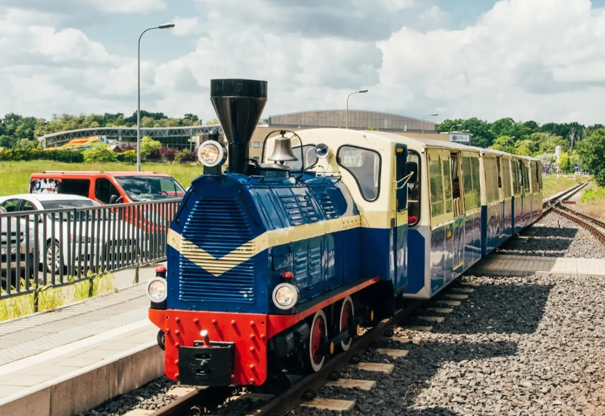 Niebieska – jedna z trzech lokomotyw spalinowych kursujących na Maltance i jedyna pamiętająca kolejkę na Dębinie – niebawem przejdzie naprawę główną. Po zakończeniu prac będzie jak nowa!