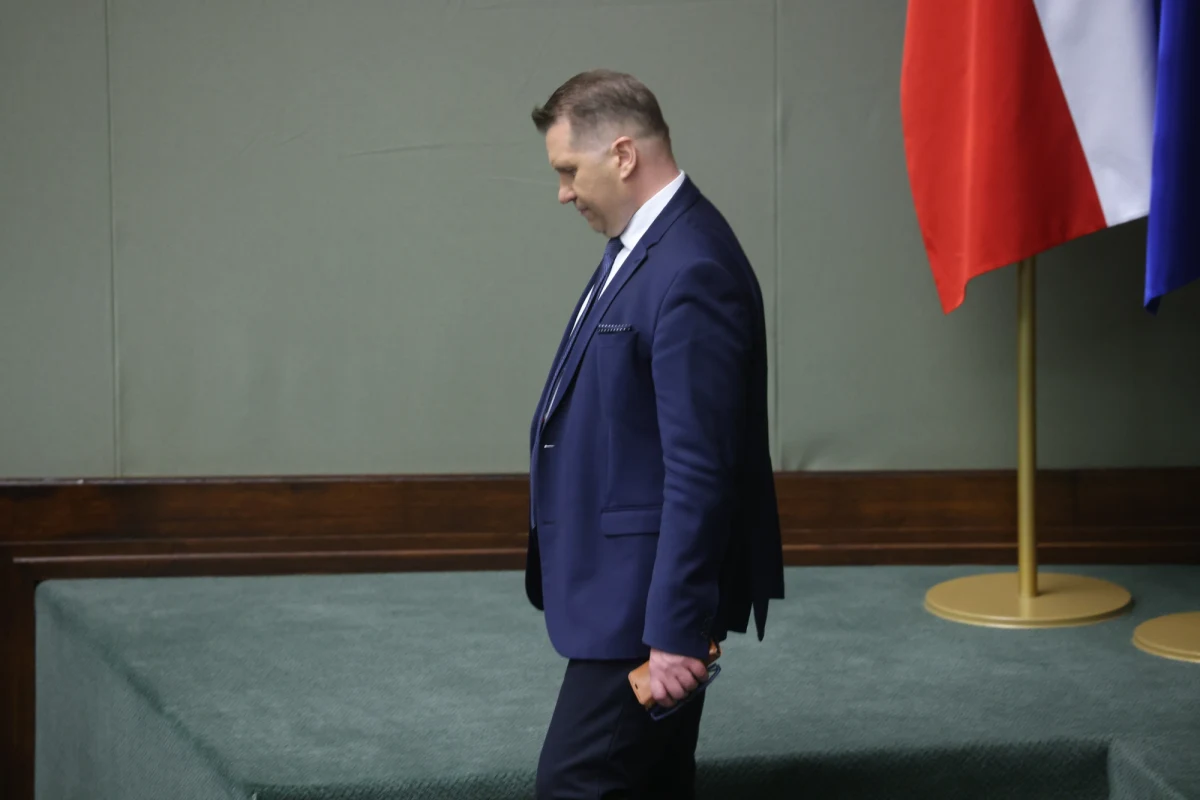 Sejm odrzucił wniosek posłów opozycji - Koalicji Obywatelskiej, Lewicy, Koalicji Polskiej i Polski 2050, o wyrażenie wotum nieufności ministrowi edukacji i nauki Przemysławowi Czarnkowi. Pozostaje on szefem MEiN.