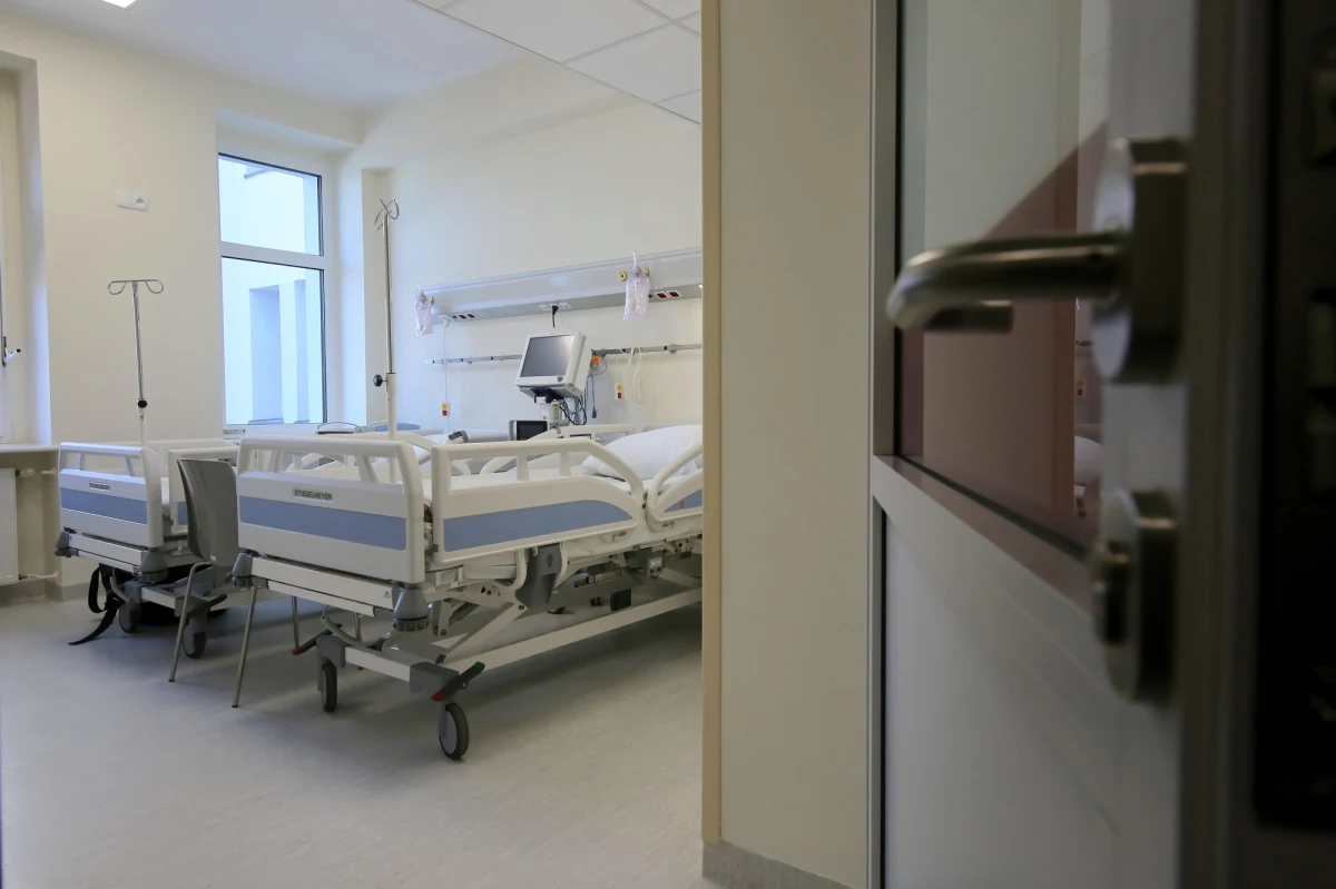 "To nie próba szukania przyczyn, a próba szukania winnych. Ustawa o jakości w opiece zdrowotnej autorstwa ministerstwa zdrowia nie podniesie jakości leczenia w szpitalach, a wręcz odwrotnie - spowoduje obniżenie jej standardów" - alarmują lekarze z Okręgowej Izby Lekarskiej w Krakowie. Głosowanie w Sejmie nad projektem ustawy zaplanowane jest na jutro.