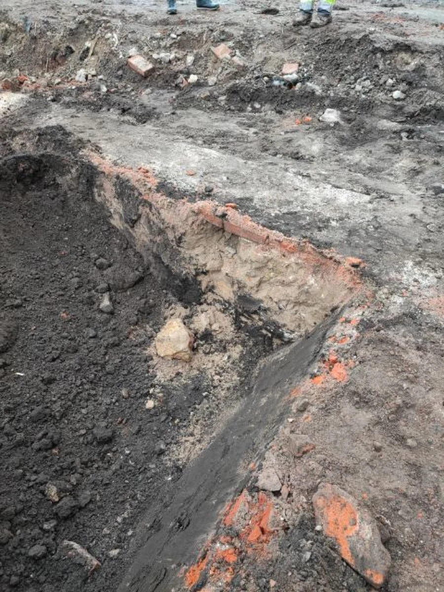 Podczas prac na terenie powstającego parku im. Wisławy Szymborskiej natrafiono na dawne zabudowania. Możliwe są opóźnienia w dalszych pracach - poinformował Zarząd Zieleni Miejskiej w Krakowie. Według planu ogród przy ul. Karmelickiej powinien być gotowy w lipcu na 100. rocznicę urodzin poetki.