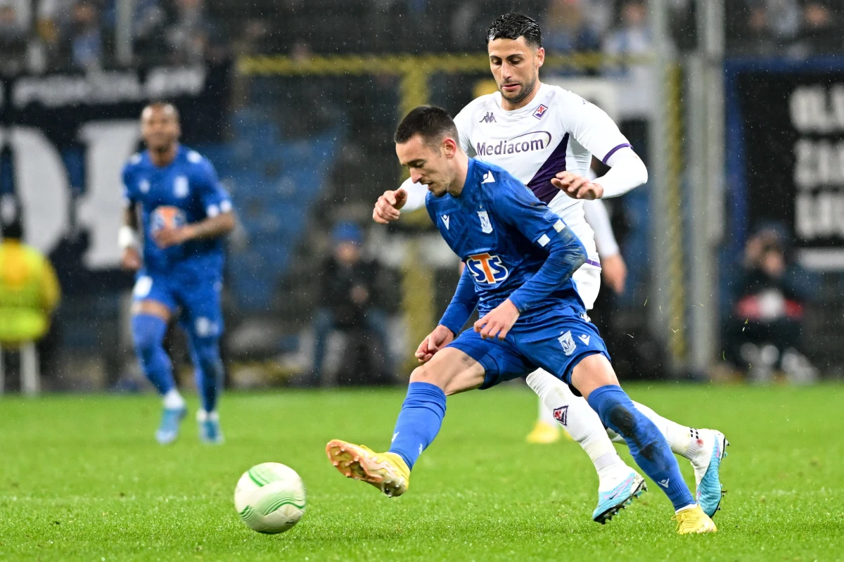 Piłkarze Lecha Poznań przegrali z Fiorentiną 1:4  w pierwszym meczu ćwierćfinałowym Ligi Konferencji. Rewanż rozegrany zostanie za tydzień we Florencji.