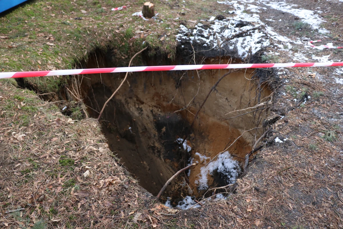 Klęską nazwał wiceminister aktywów państwowych Marek Wesoły sytuację w Trzebini. Coraz częściej dochodzi tam do powstawania ogromnych zapadlisk ziemi. Główny Geolog Kraju opublikował raport, w którym wskazano prawie pół tysiąca zagrożonych miejsc, w tym 38 w promieniu do 20 metrów od budynków. Sytuacji w małopolskiej Trzebini poświęcone było posiedzenie sejmowej Komisji ds. Energii, Klimatu i Aktywów Państwowych. Po tym spotkaniu nasza dziennikarka Marlena Chudzio rozmawiała z burmistrzem Trzebini, Jarosławem Okoczukiem. 