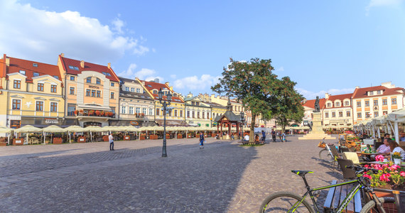 Restauratorzy szykują się na otwarcie letnich ogródków na rynku w Rzeszowie. Rozpoczęto ustawianie krzeseł, stołów i parasoli. W sobotę letnie ogródki przyjmą pierwszych gości. W tym roku zapłacą więcej za dzierżawę ogródkowej przestrzeni.