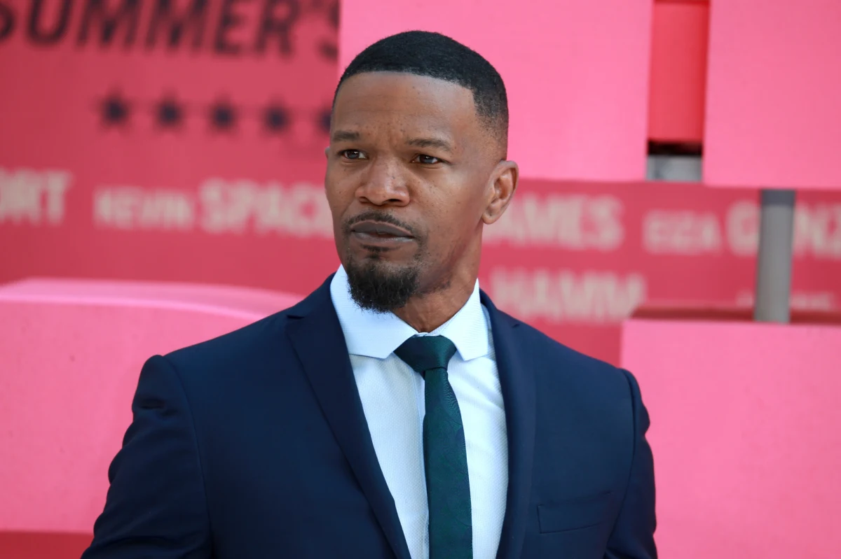 Amerykański aktor i piosenkarz Jamie Foxx przebywa w szpitalu – poinformowała rodzina 55-latka. Według amerykańskiego portalu TMZ stan Foxxa był na tyle poważny, że do placówki medycznej przyjechała jego rodzina. Z czasem jego stan zaczął się poprawiać.