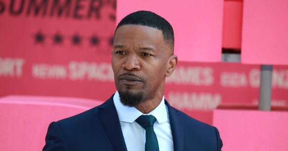 Amerykański aktor i piosenkarz Jamie Foxx przebywa w szpitalu – poinformowała rodzina 55-latka. Według amerykańskiego portalu TMZ stan Foxxa był na tyle poważny, że do placówki medycznej przyjechała jego rodzina. Z czasem jego stan zaczął się poprawiać.