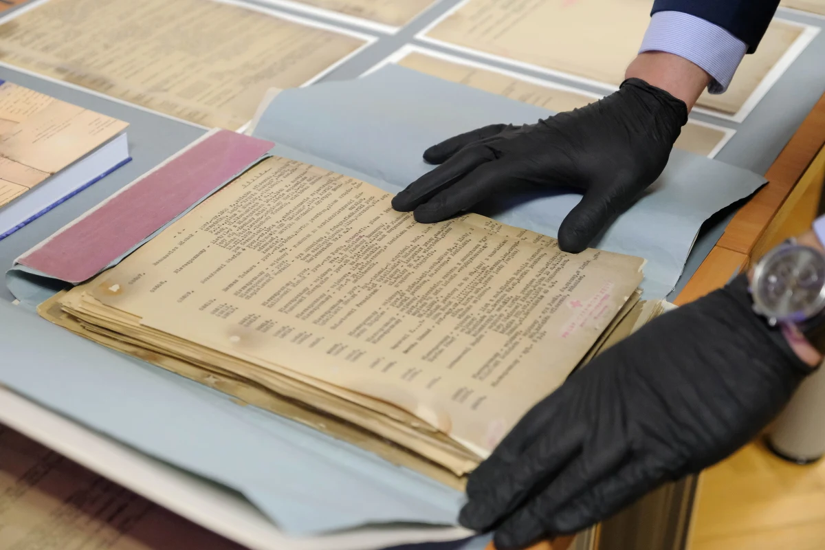 Listy ekshumacyjne zamordowanych w Katyniu, meldunki gen. Stefana Roweckiego do Naczelnego Wodza gen. Władysława Sikorskiego oraz fotografie grobów katyńskich - to dokumenty dotyczące zbrodni katyńskiej, które Archiwum Akt Nowych w Warszawie przedstawiło w specjalnym pokazie archiwaliów.