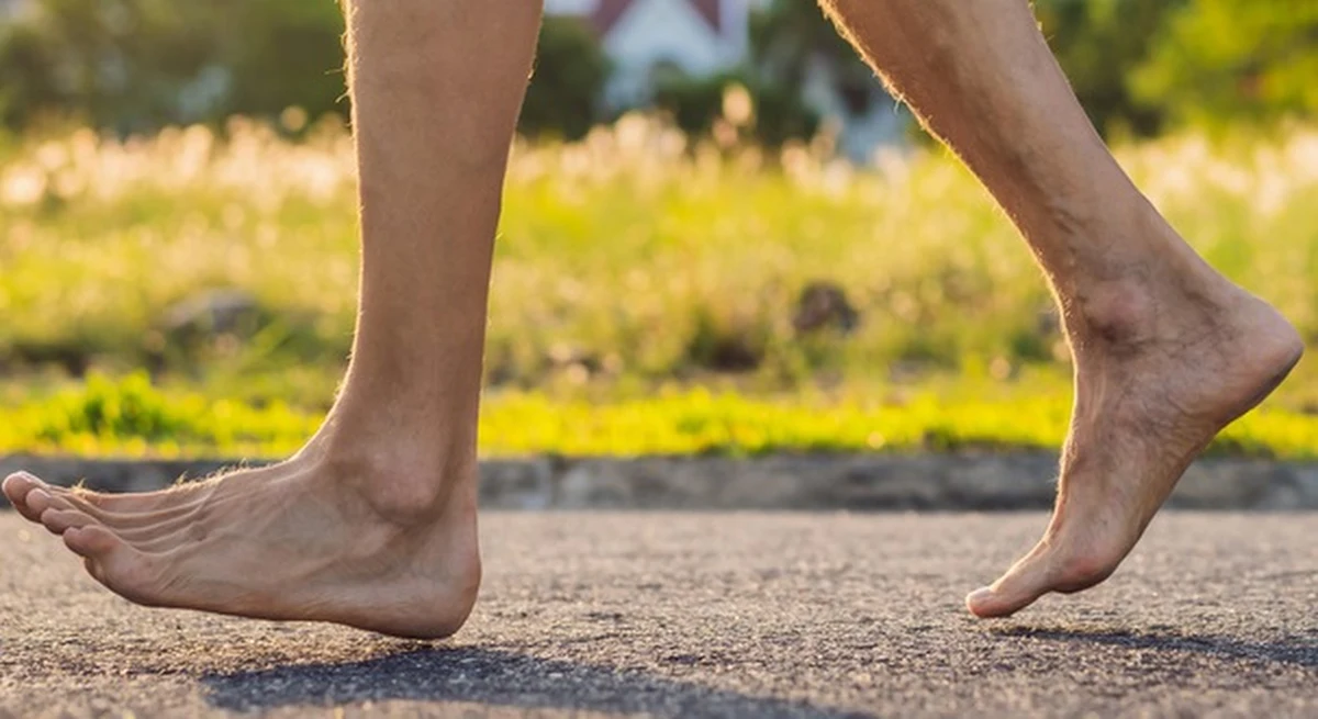 Uciekał przed policją boso przez okno, a następnie próbował przepłynąć łódką przez staw. Mundurowi zamierzali zatrzymać go po tym, jak włamał się do cudzego budynku i ukradł z niego metalowe rurki. Później na jaw wyszły również inne przestępstwa podejrzanego o kradzież 42-latka z powiatu tomaszowskiego (woj. mazowieckie).