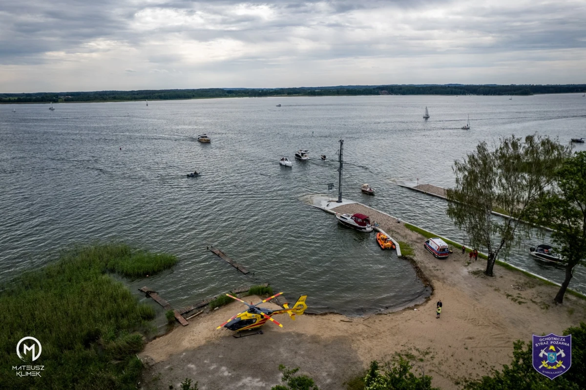 42-letni sternik Piotr O. usłyszał zarzut spowodowania wypadku śmiertelnego w ruchu wodnym. Chodzi o wywrócenie się motorówki, do którego doszło 18 czerwca zeszłego roku na jeziorze Tałty niedaleko Mikołajek. W kabinie uwięziona została 8-latka, która utonęła. Zarzuty w tej sprawie usłyszał też właściciel motorówki. 