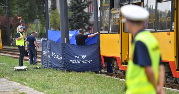 Motorniczy z Warszawy usłyszał zarzuty w związku ze śmiercią 4-letniego chłopca. Chodzi o wypadek, do którego doszło w sierpniu ubiegłego roku - dziecko zostało przytrzaśnięte drzwiami, a następnie było ciągnięte przez tramwaj wzdłuż torowiska.