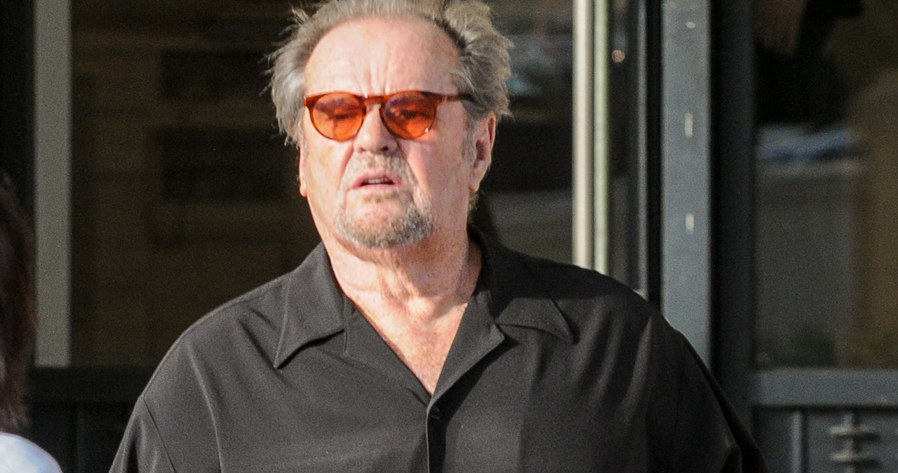 W końcu możemy zobaczyć, jak obecnie prezentuje się Jack Nicholson. Zdjęcia 85-letniego gwiazdora na balkonie jego posiadłości w Beverly Hills właśnie ukazały się w światowych mediach. Ma to miejsce krótko po tym jak jego przyjaciele wyrazili obawy, że schorowany aktor umrze samotnie.